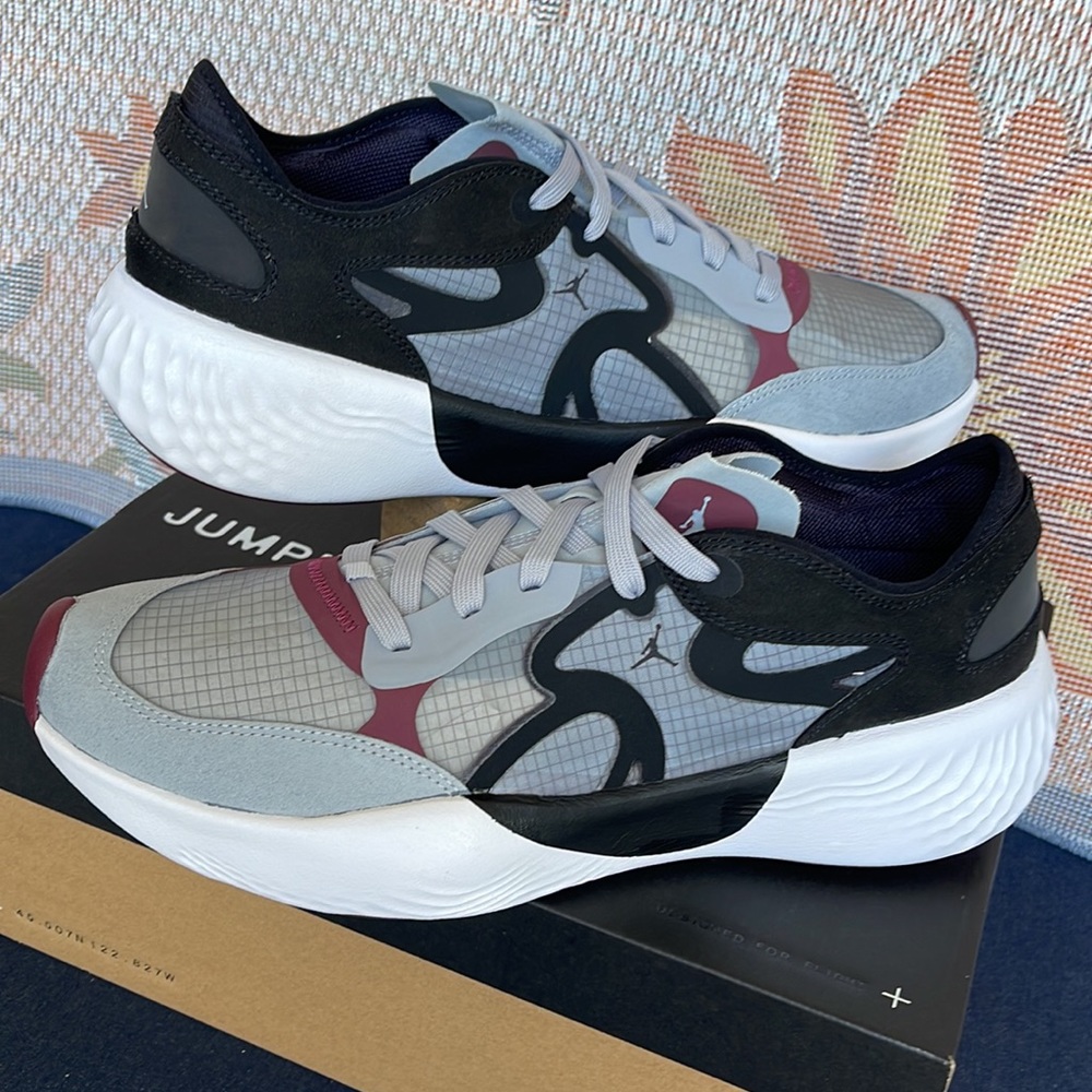 Jordan Delta 3 Low
Black/White/Cherrywood
Red/Wolf Grey
Men's Shoes
DN2647-001 - Picture 12 of 16